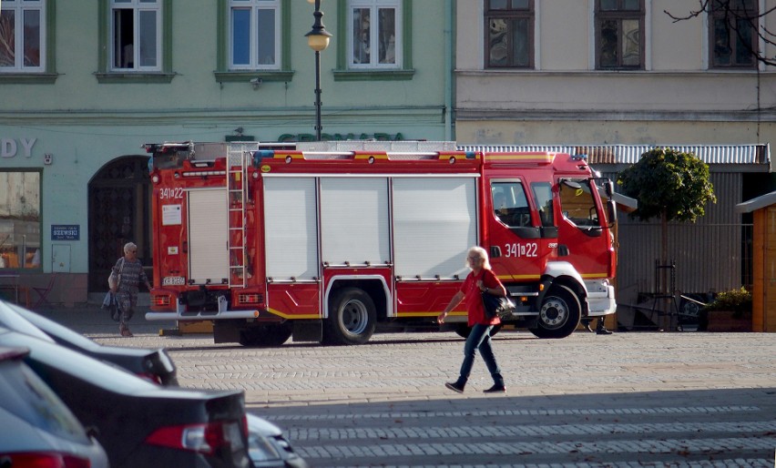 Nowy Sącz. Wozy strażackie na Rynku. To nie były ćwiczenia [ZDJĘCIA]