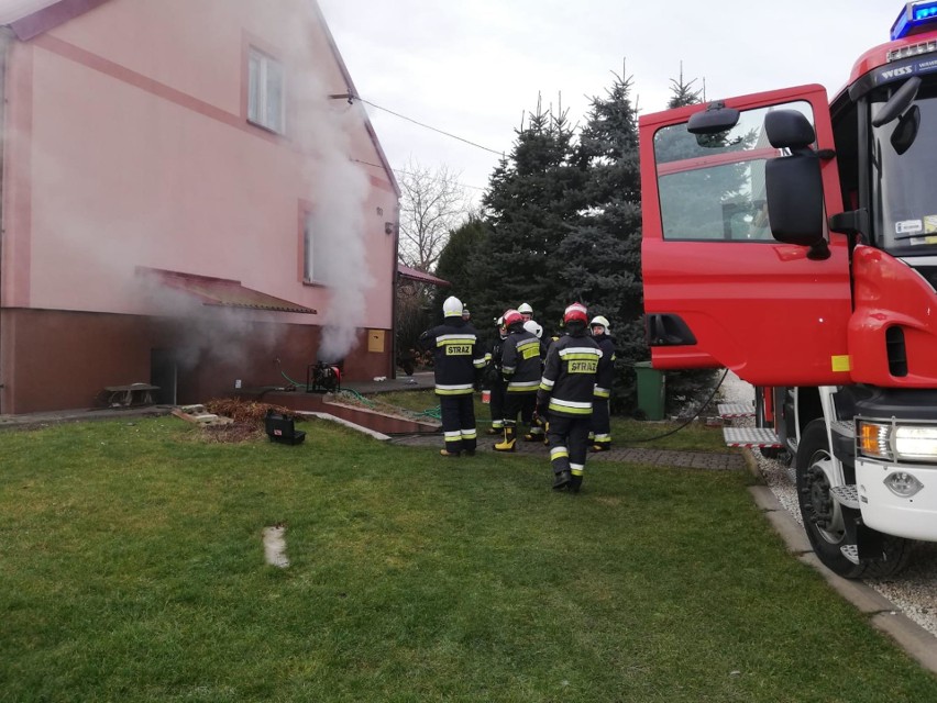 Pożar w kotłowni budynku mieszkalnego. Zapalaniu uległo drewno składowane tuż obok kotła [ZDJĘCIA]