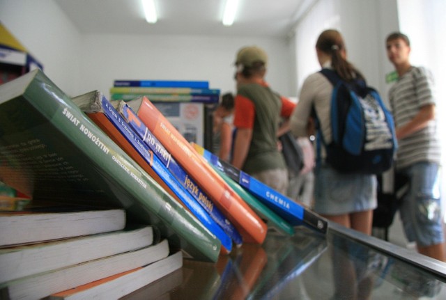Większość szkół posiada w swoich zbiorach bibliotecznych podręczniki dla wszystkich klas. Akcję finansuje miasto
