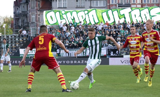 Gracze Olimpii Grudziądz (z piłką Kamil Kurowski) stają przed niepowtarzalną szansą awansu do ekstraklasy