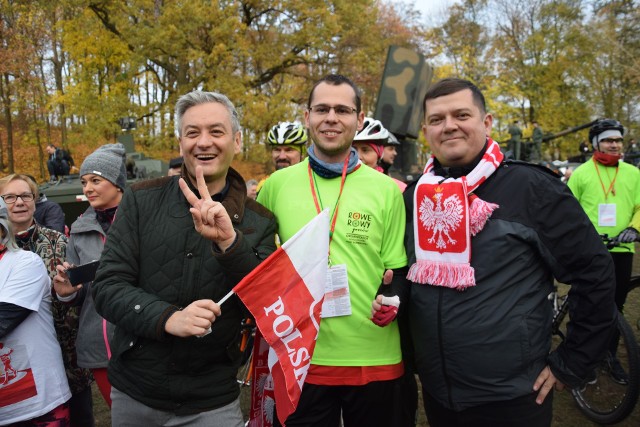 W sobotę 10 listopada w samo południe w Gorzowie rozpoczęły się wojewódzkie obchody 100. rocznicy odzyskania przez Polskę niepodległości. Jej pierwszym punktem była masa rowerowa. – Wzięło w niej udział 520 rowerzystów – mówił nam Paweł Najdora, jeden z organizatorów masy. Wśród rowerzystów był prezydent Gorzowa Jacek Wójcicki, ale też specjalny gość – prezydent Słupska Robert Biedroń. Co ciekawe, przejazd masy rejestrowała nawet ekipa telewizyjnej stacji informacyjnej BBC World, która przygotowuje program o patriotyzmie Polaków i obchodzonego przez nas święta. Materiał będzie do zobaczenia pod koniec listopada na antenie stacji. My do zobaczenia zdjęć i materiału wideo zapraszamy już teraz. Fotki ze startu i końca 11-kilometrowej trasy zobaczycie na następnych stronach galerii.