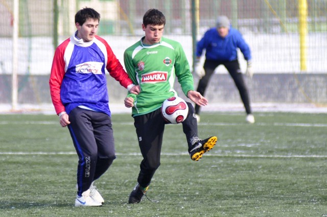 Piotr Kornacki (z prawej) walczy o piłkę z jednym z piłkarzy Granatu.
