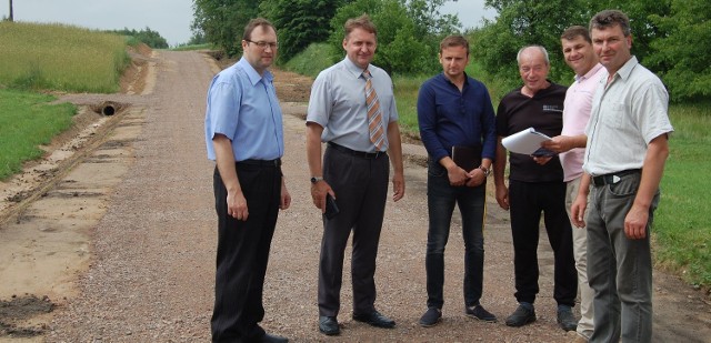 Radni i sołtysi wraz z burmistrzem Dariuszem Skibą podczas odbioru drogi na odcinku Psary Kąty- Psary Stara Wieś.