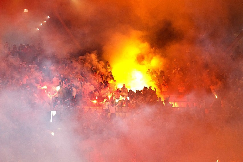 Kibice na meczu Legia Warszawa - Górnik Zabrze [OPRAWA, DOPING, RACE]. Mecz dwukrotnie przerywany