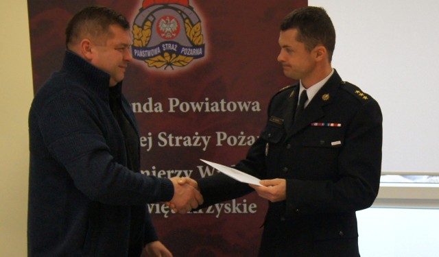 Karty rabatowe na zakup paliwa przekazał strażakom ochotnikom kapitan Marcin Oziębło, kazimierski komendant powiatowy Państwowej Straży Pożarnej.