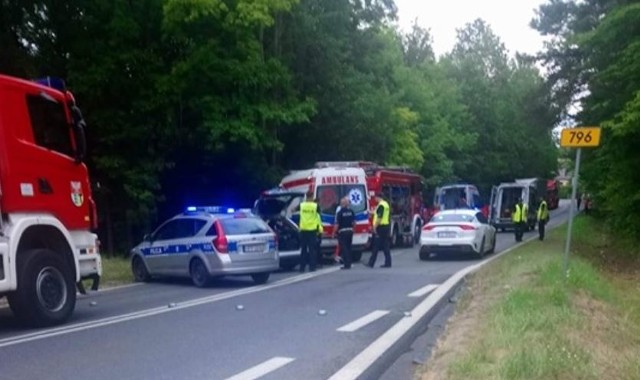 Tragiczny wypadek miał miejsce niedaleko ronda na DW 796