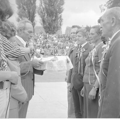 Dożynki gminne w Lidzbarku Warmińskim w 1975 roku. Starosta...