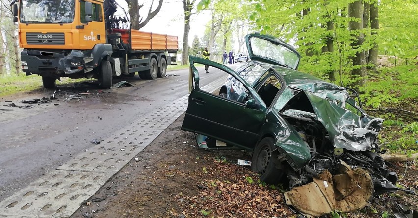 Wypadek w Machowinie. Dwie osoby były zakleszczone w aucie [ZDJĘCIA]