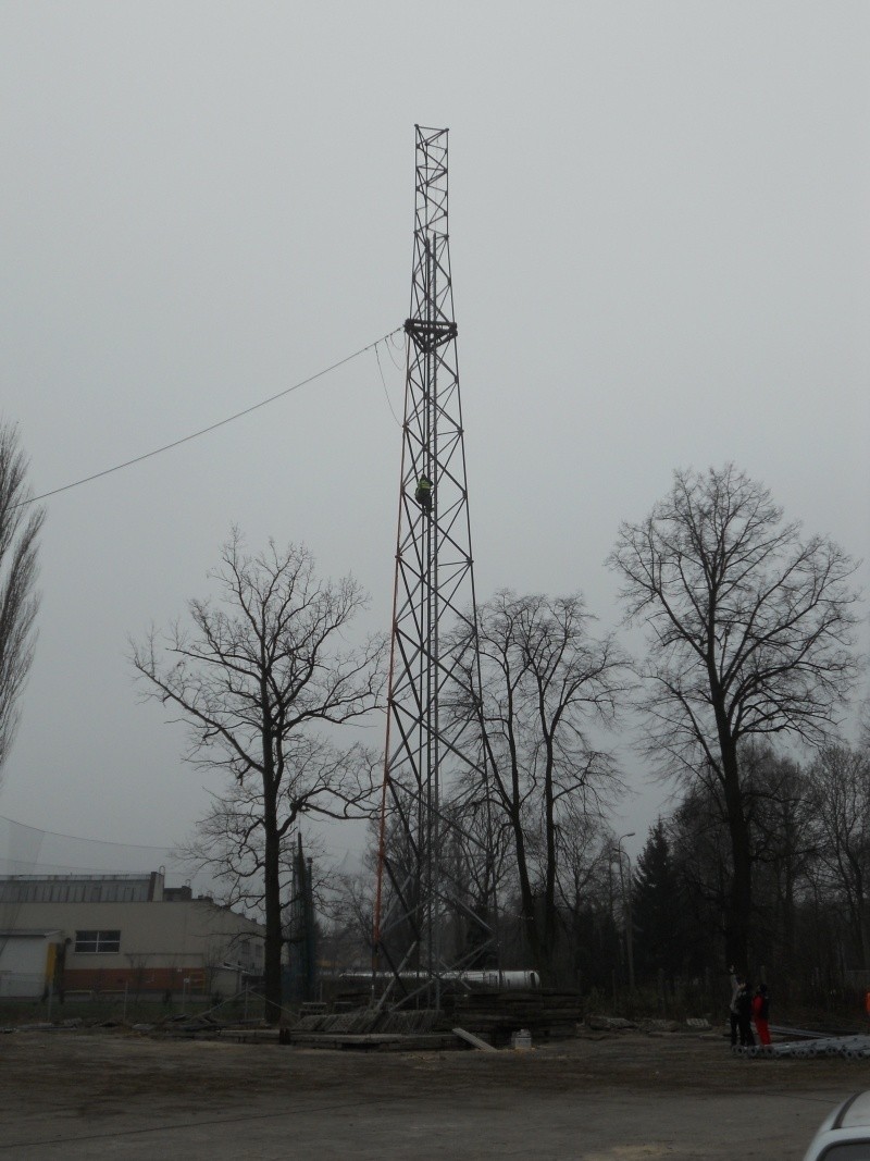 Łamali 40-metrową, 11-tonową wieżę telekomunikacyjną [zdjęcia]