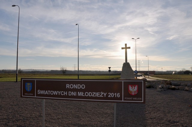 26.12.2015 brzegi, powiat wielickiswiateczny plener fotograficzny z janem zychem i krzysztofem wolczakiem - w miejscu spotkan w ramach swiatowych dni mlodziezy 2016n/z rondo sdmfot. andrzej wisniewski