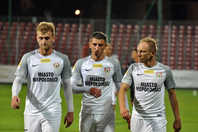 Piłkarze Puszczy, od lewej: Wiktor Żytek, Krzysztof Drzazga, Hubert Tomalski