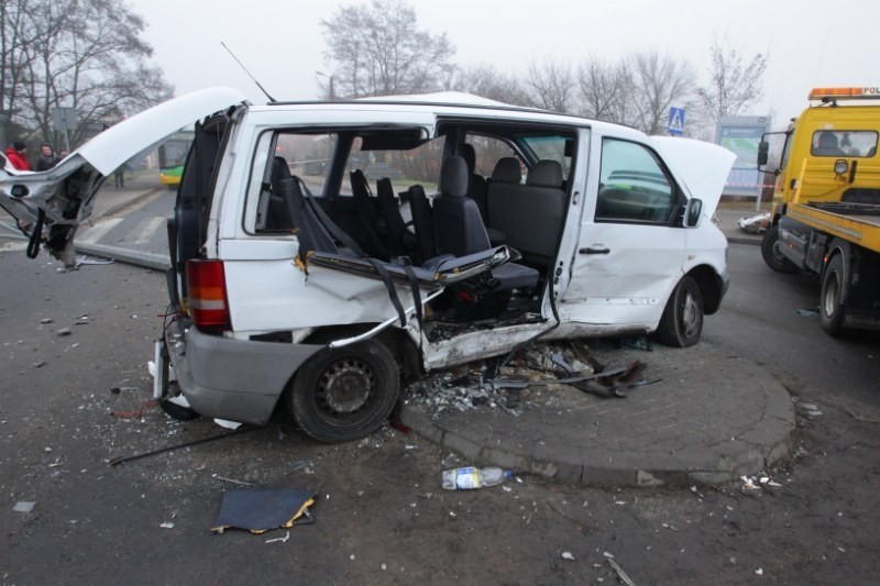 Wypadek busa w Poznaniu. 10 osób rannych