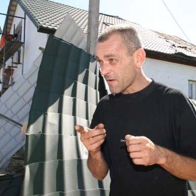 - Nic dziwnego, że dach runął, bo to przykład budowlanej fuszerki - powiedział Robert Salczyński z Dymin.