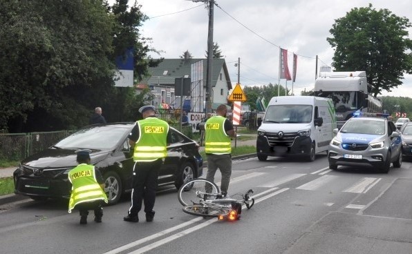 Pisz. Kobieta potrąciła rowerzystę na przejściu dla pieszych. 71-latek trafił do szpitala 