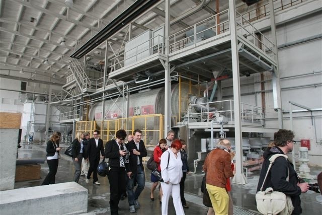 Wczoraj pierwsi goście mogli obejrzeć najnowcześniejszą fabrykę płytek ceramicznych na świecie, jaką uruchomiono w Stąporkowie. fot. Dawid Łukasik