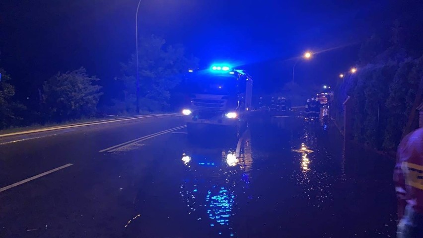 Powiat tarnobrzeski. Zalane posesje i drogi - strażacy walczyli ze skutkami gwałtownych, ulewnych deszczy (ZDJĘCIA)