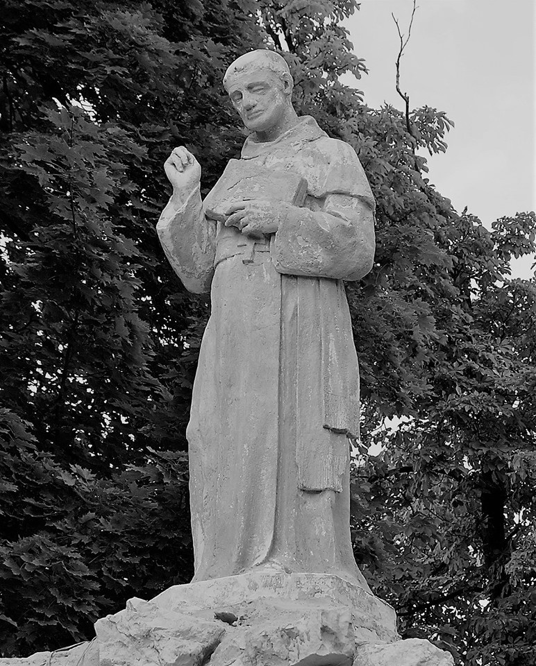 Figura błogosławionego Wincentego Kadłubka przy klasztorze...