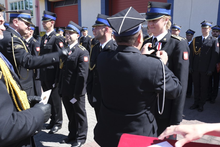 Toruńscy strażacy świętowali. Były awanse, medale, nagrody, samochód i kamera