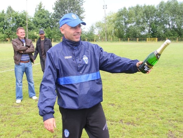 Rafał Stąpór całkiem niedawno jako asystent trenera Orła Wierzbica, otwierał szampana z okazji zdobycia Pucharu Polski na szczeblu okręgu. Teraz oszczędza zespół