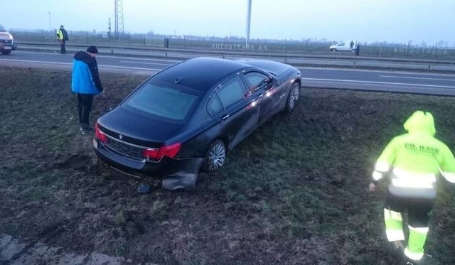 Prawa tylna opona w limuzynie Andrzeja Dudy pękła podczas przejazdu prezydenckiej kolumny autostradą A4 w okolicach Lewina Brzeskiego 4 marca.