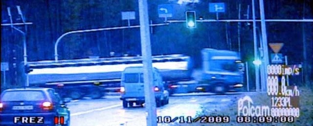 Na zdjęciu z wideorejestratora doskonale widać, jak kierowca cysterny przejeżdża przez skrzyżowanie na czerwonym świetle. Auta poruszające się drogą podporządkowaną miały już wtedy zielone.