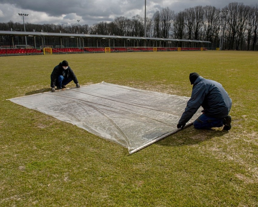 Piłkarze Widzewa nie mają gdzie trenować, bo MOSiR teraz wziął się za sprzątanie. Zdjęcia