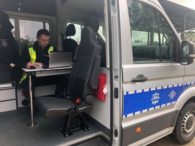 olicjanci słupskiej drogówki otrzymali nowy radiowóz. Pojazd marki Volkswagen Crafter jest współfinansowany z unijnych funduszy w ramach projektu  „Bezpieczniej na drogach – Ambulanse Pogotowia Ruchu Drogowego dla Policji”.