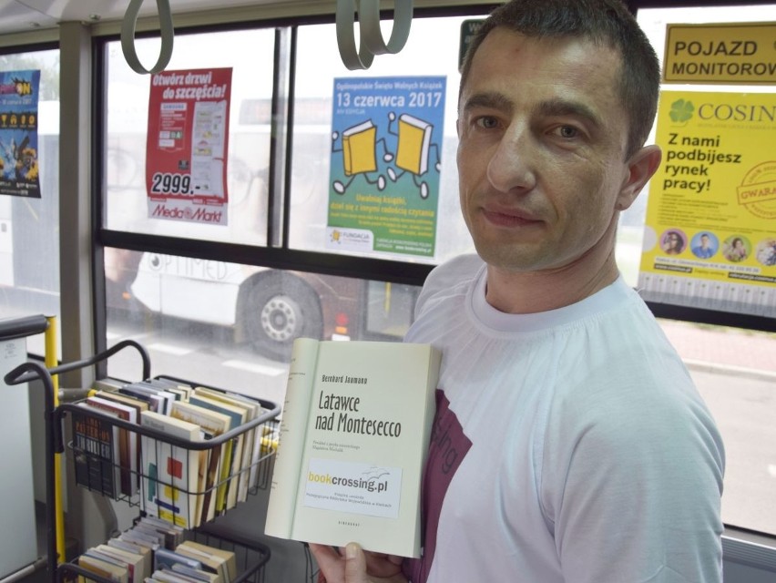 Rozdawali książki w kieleckim autobusie i zachęcali pasażerów do czytania  (WIDEO)