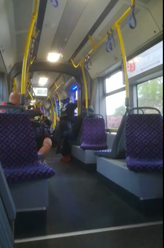 Policja zna już personalia pobitego mężczyzny w tramwaju linii nr 3 w Bydgoszczy. Szukają nadal sprawcy