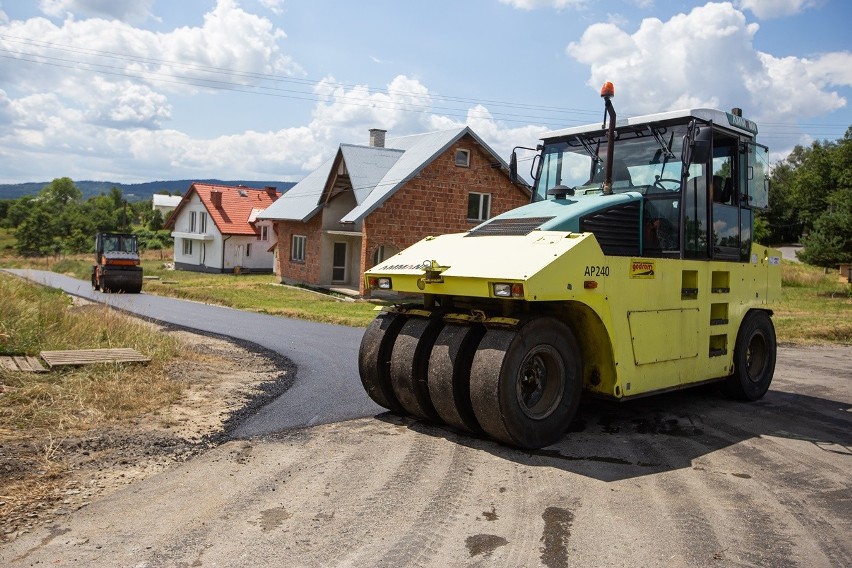 Po latach udało się wyremontować dwie ważne gminne drogi w gminie Łużna. Wreszcie jest asfalt, a co za tym idzie bezpieczny przejazd