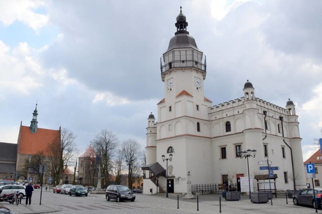 27 maja 1990 roku odbyły się pierwsze wybory do samorządu terytorialnego w Polsce, po 40 latach przerwy. W Szydłowcu wybieraliśmy Radę Miejską, która następnie wybierała burmistrza. Pierwszy objął urząd na początku czerwca 1990 roku. Przez 12 lat burmistrza wybierali radni, dopiero w 2002 roku wprowadzone zostały wybory bezpośrednie. Wszyscy są zgodni, że samorządy są podstawą sukcesu Polski w ostatnich latach. Przy okazji jubileuszu przypominamy tych, którzy rządzili miastem i gminą Szydłowiec przez ostatnie 30 lat. Zobaczcie kiedy rządzili i co robią dziś.>