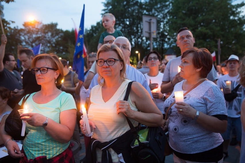 Łańcuch światła przed krakowskim sądem