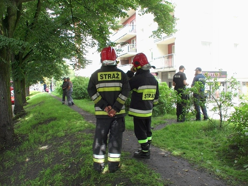 Stargard. Mężczyzna zabarykadował się w sklepie i grozi wysadzeniem budynku 