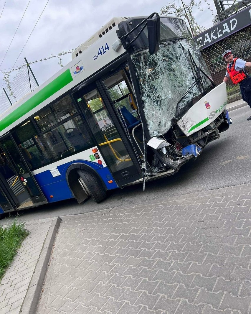 Wypadek w Krakowie. Zderzenie autobusu MPK z autem dostawczym na ul. Fieldorfa Nila