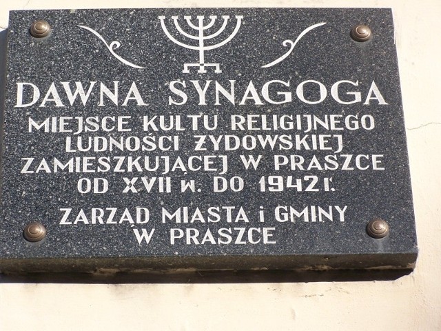 Tablica pamiątkowa na ścianie synagogi w Praszce