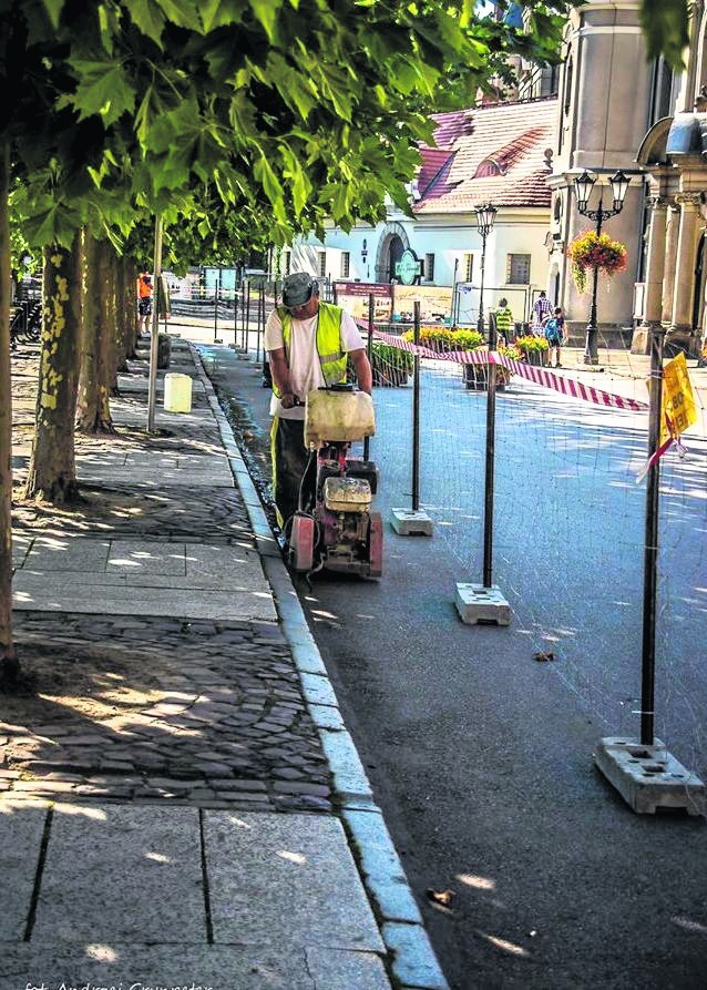 Po zakończonych pracach archeologicznych na pszczyński rynek wjechała ekipa budowlana, która wymieni płytę rynku na nową