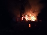Pożar budynku pod Wrocławiem. 8 zastępów straży w akcji [ZDJĘCIA]