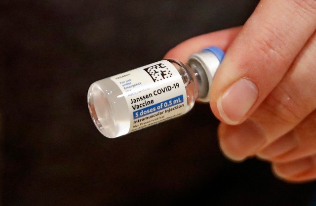 Reuters podaje, że do 12 kwietnia w Stanach Zjednoczonych podano ponad 6,8 miliona dawek szczepionki firmy Johnson&Johnson.