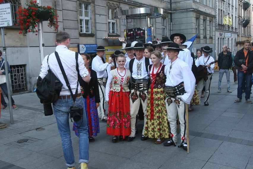 Barwny korowód na Mariackiej w Katowicach. Trwa Studencki...