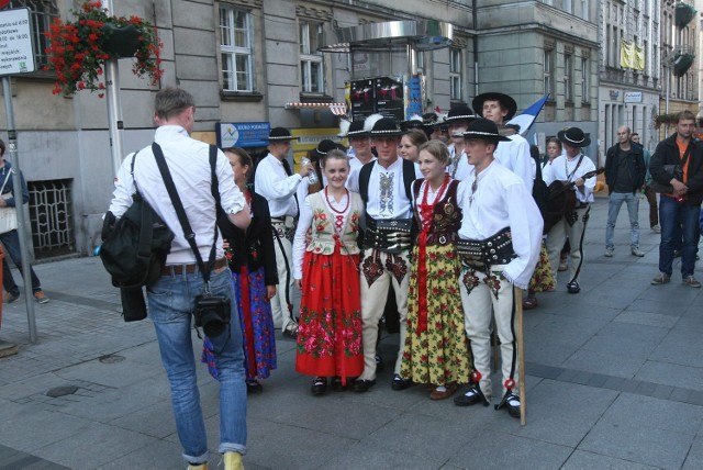 Barwny korowód na Mariackiej w Katowicach. Trwa Studencki Festiwal Folklorystyczny