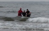 Sopot: Zostawiła kurtkę oraz plecak i weszła do lodowatego morza. Policjant, ratownik WOPR i strażak uratowali 14-latkę