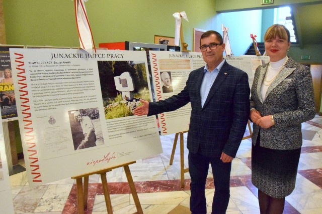 Wojewódzki Komendant Ochotniczych Hufców Pracy zapowiedział nadanie swojej organizacji nowego imienia - Kieleckich Obrońców Westerplatte 1939 roku. Na zdjęciu: Grzegorz Małkus i Magdalena Fogiel-Litwinek.