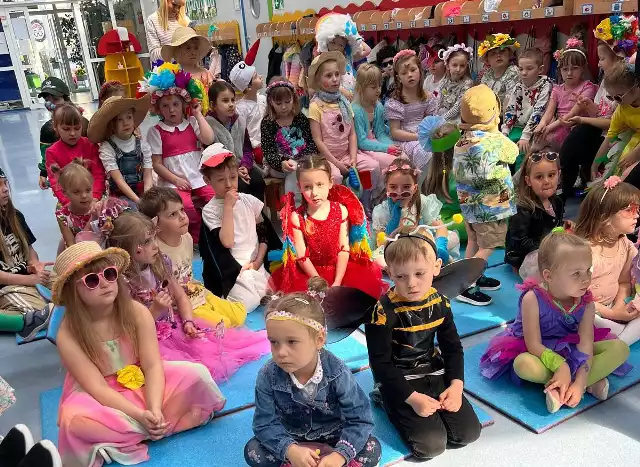 Finezyjno-wiosenny pokaz mody na wesoło w przedszkolu w Mścicach