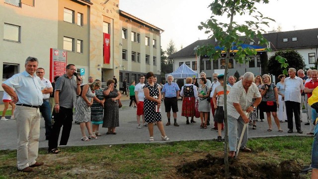 Władze gminy i mieszkańcy Michałowic wspólnie sadzili dąb, który otrzymał imię Józef Piłsudski