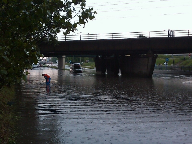 Karetka utknęła pod jednym z wiaduktów na ul. Struga.