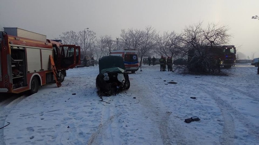 Po wypadku w Sosnowcu Zagórzu i uderzeniu w drzewo samochód...