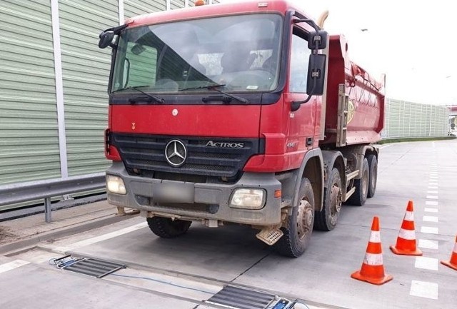 Inspektorzy Transportu Drogowego zatrzymali kierowcę, który jechał zbyt ciężką ciężarówką.
