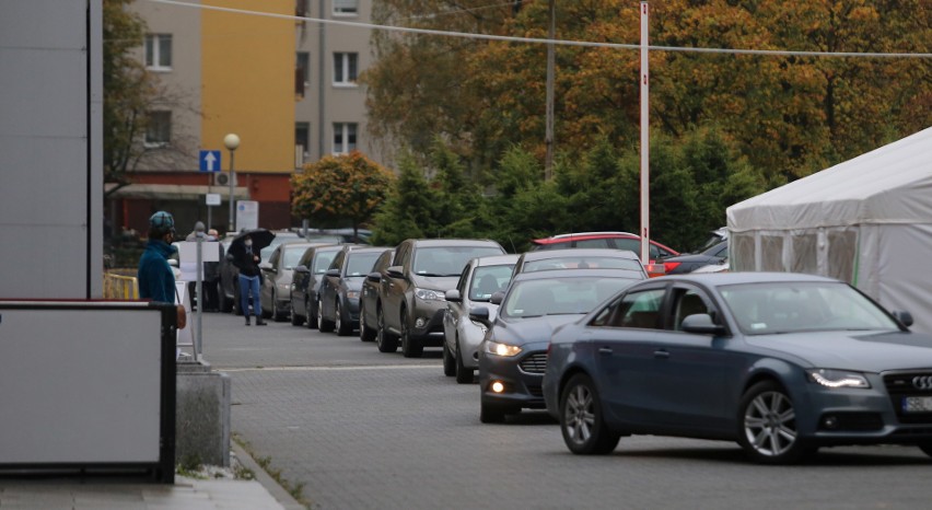 Gigantyczne kolejki do testów na koronawirusa w Katowicach na os. Paderewskiego. Codziennie bada się tutaj 120 osób