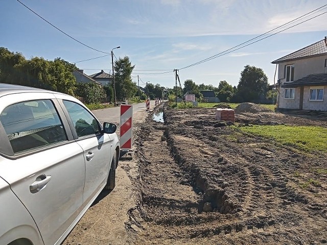 Remont przebiega na drodze powiatowej relacji Sienno- Kochanówka- Grabowiec przebiegającej przez Starą Wieś w gminie Sienno.