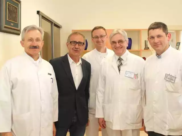 Stanisław Góźdź jest wdzięczny profesorowi Markowi Budnerowi (w środku) za przygotowanie doktorów Jacka Haducha i Artura Bociana do przeprowadzania zabiegów rekonstrukcji.